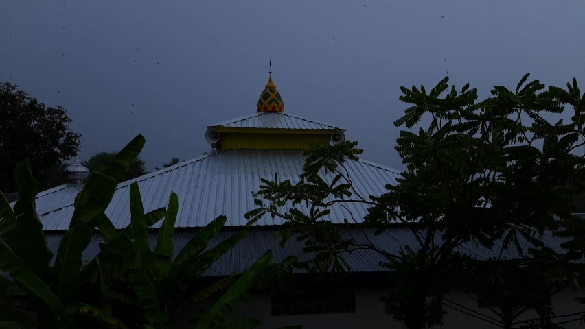 Hujan dengan kubah masjid sebagai latar belakang