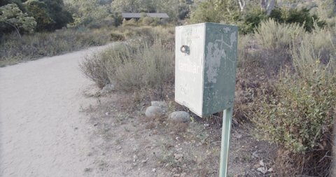 A California national park information box with maps, labeled family in Spanish.
