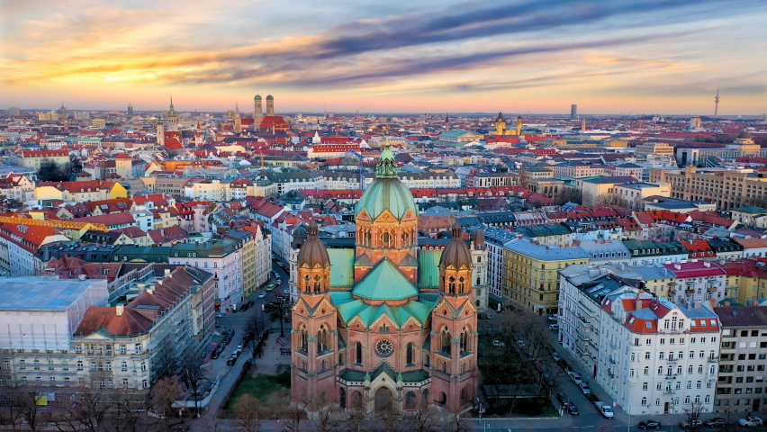 Munich skyline aerial view, dronefrootage of munich germany, marienplatz square downtown city centre, church in old town and town hall. Royalty-Free Stock Footage #1066763281