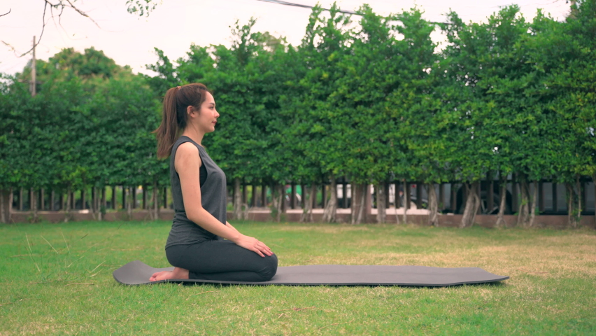 Mujer joven hacer yoga, meditación al aire libre cerca del lago