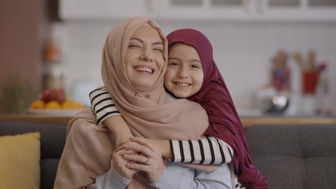 Portrait Of A Young Couple Video De Stock 100 Libre De Droit Shutterstock