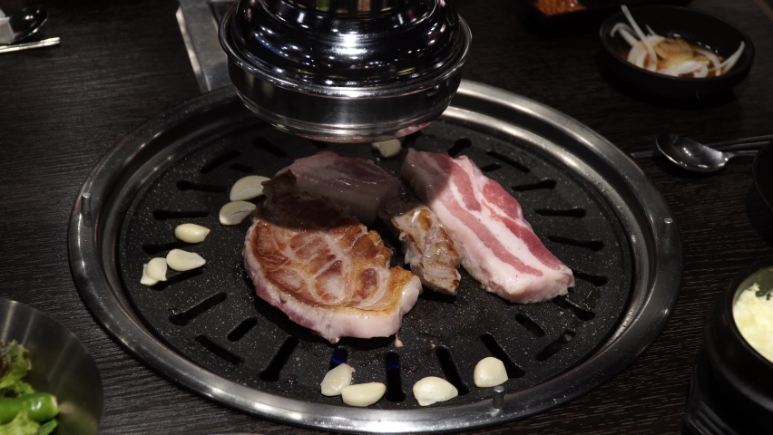 Samgyeopsal - Grilling Korean Pork 스톡 동영상 비디오(100% 로열티 프리) 1067250340 | Shutterstock