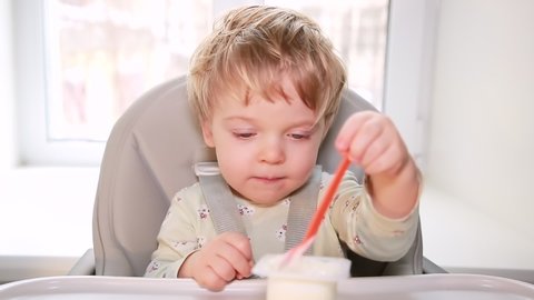 A Pretty Little Girl Lying Video De Stock 100 Libre De Droit Shutterstock