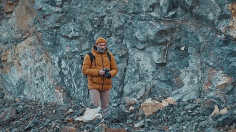 Photographer in the mountains in 4k UHD วิดีโอสต็อก