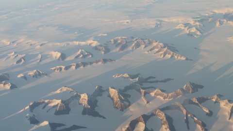 Amazing Greenland icecap seen from the airplane 库存视频