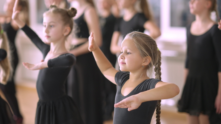 танец 5 6 лет видео. открытый урок арабеск. танец 5 6 лет видео. малыши танцуют.