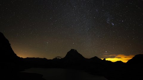 Stars time lapse in Lac d'Ayous, Pyrenees (Pirineos). Mountains timelapse.