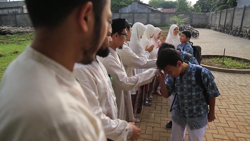 Bekasi, indonesia - november 16, 2018: junior high school students kiss the  teacheru0027s hand when going into the school room