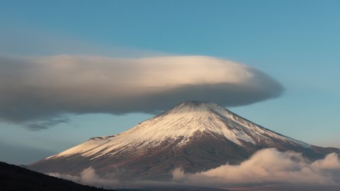Mt. Fuji with a Big Lenticular Cloud on Top (Timelapse)