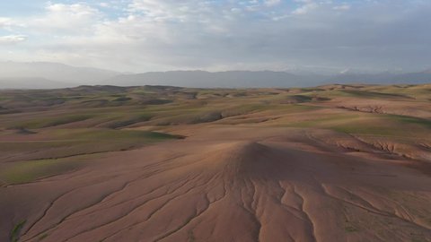 Le désert d'Agafay se situe à une trentaine de kilomètres au sud de Marrakech