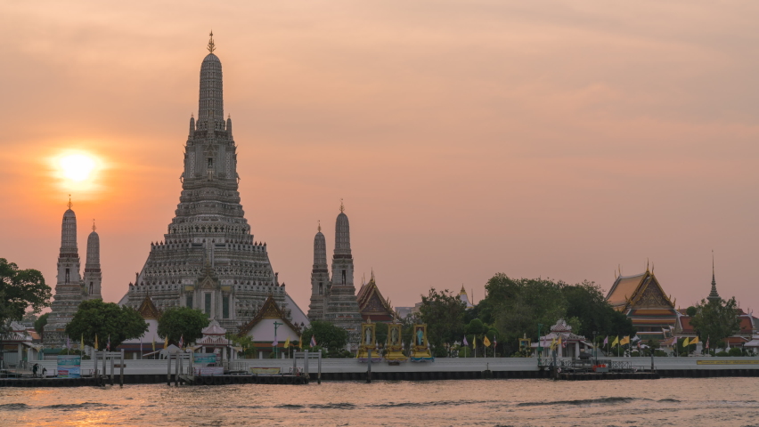 Beautiful sunset time lapse behind Wat Arun Ratchawararam Ratchaworamahawihan, Bangkok, Thailand. Royalty-Free Stock Footage #1069348651