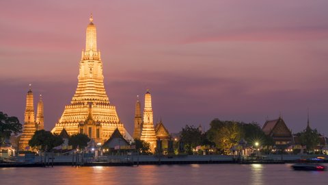 Beautiful sunset time lapse behind Wat Arun Ratchawararam Ratchaworamahawihan, Bangkok, Thailand.