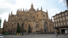 Video of the Cathedral of Segovia seen from the Plaza Mayor. Built between the 16th and 18th centuries, it is in the Gothic style and is called La Dama de las Catedrales.