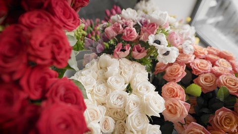 In the frame, there are beautiful bouquets of fresh flowers. Video de stock