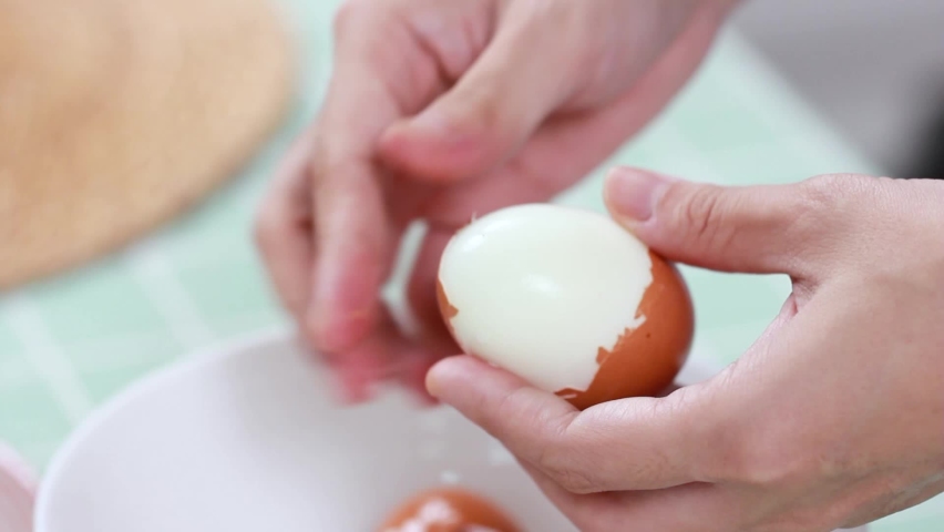 Peel the chicken eggs to prepare the eggs soaked in soy sauce Royalty-Free Stock Footage #1069621642