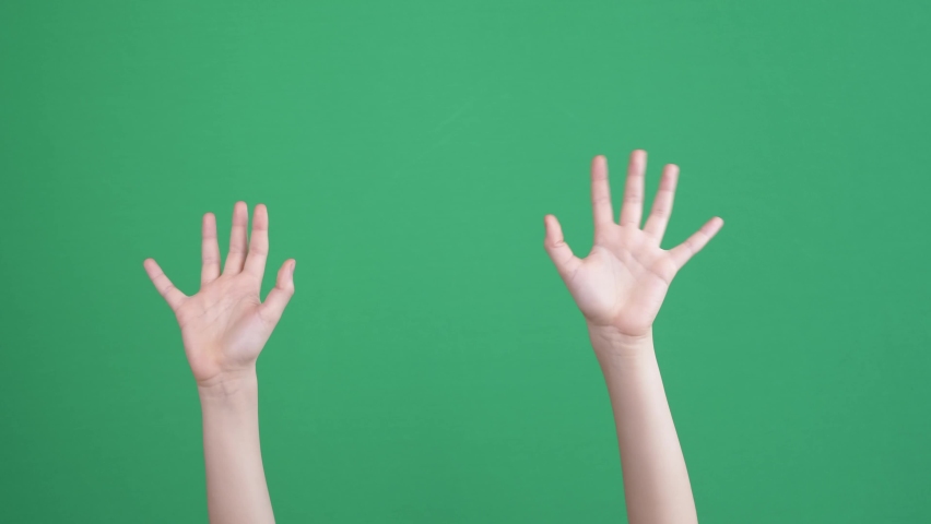 Hand waving. Махающая рука на зелёном фоне. goodbye hands waving background. downward palm wave gesture. hello футаж.