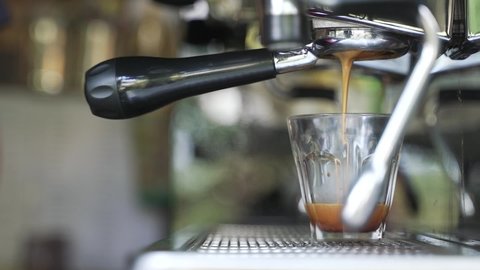 Brewing espresso by coffee blending machine using modified bottomless portafilter