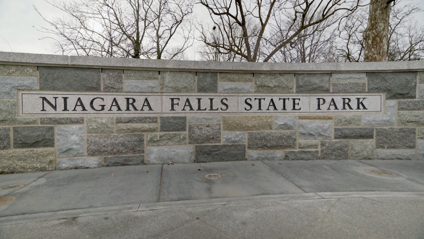 NIAGRA FALLS SIGN AT THE STATE PARK ENTRANCE IN A DAYLIGHT 