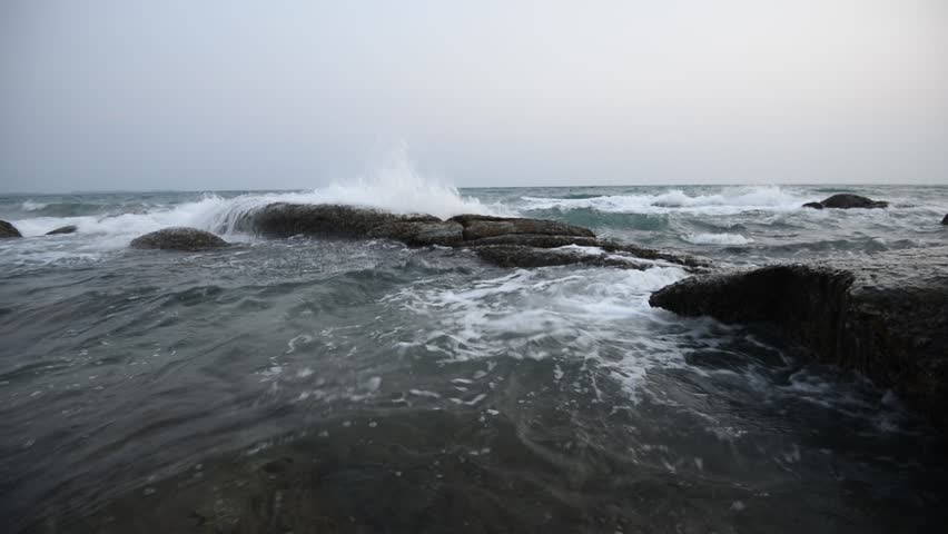 Hakuun waves land on shore tropical island liittyvää arkistovideomateriaali...