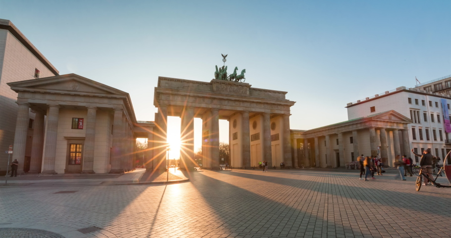 Day to night hyper lapse of famous Brandeburg Gate (Brandenburger Tor) in central Berlin, on a warm spring day with no clouds in 4k Royalty-Free Stock Footage #1071188089