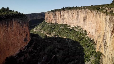 4K drone footage at sunrise with village and natural river canyon.
Low angle, traveling movement.