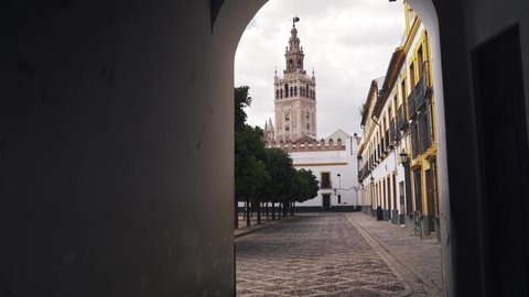Vision of the Giralda, moving forward, leading to the Paseo de los Naranjos with the Giralda in the background