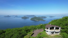 A drone video of the early summer of Mt. Shiude, famous for its cherry blossoms and the Seto Inland Sea in Mitoyo City, Kagawa Prefecture.