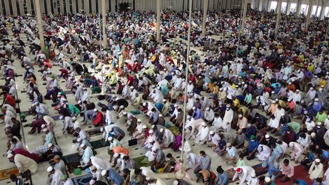 Bangladesh – May 07, 2021: Worshipers are busy performing the last Friday prayers of Ramadan without following the health rules of the coronavirus at the Baitul Mukarram National Mosque in Dhaka.