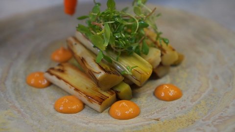 Grilled leeks with sauce and sprouts