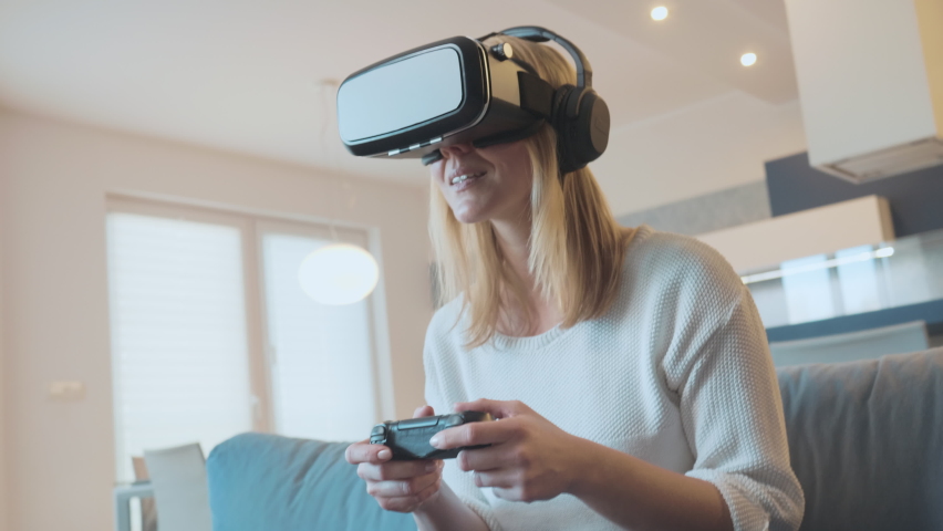 Middle shot. Девочка подросток очки VR. Vfktymrfz девочка в VR очках