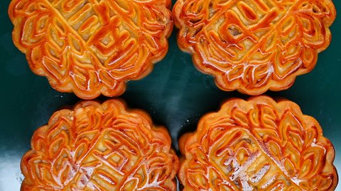 translation of the Chinese to English-five kernels-top view round shape traditional mooncakes rotating