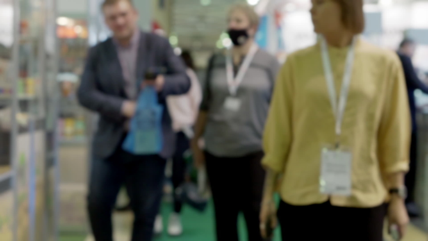 Unfocused video of unrecognizable people.