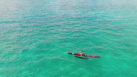 Aerial Shot Of Male Tourist Kayaking In Turquoise Ocean During Vacation - Waikiki, Hawaii