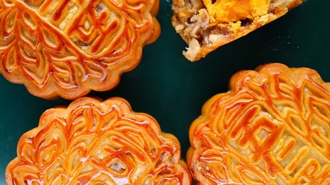 translation of the Chinese to English-five kernels-top view round shape traditional mooncakes with one piece cut out rotating