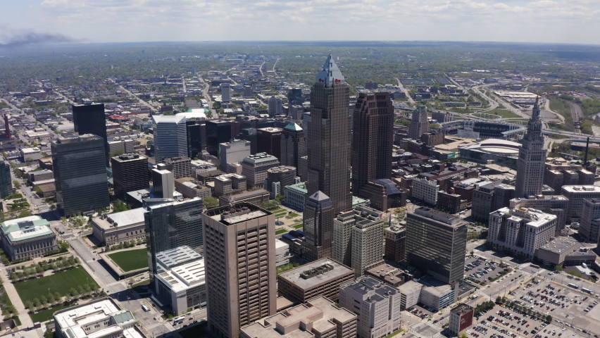 Aerial panorama of Downtown Cleveland located along the southern shore of Lake Erie, tall skyscrapers and urban grid Royalty-Free Stock Footage #1073695301