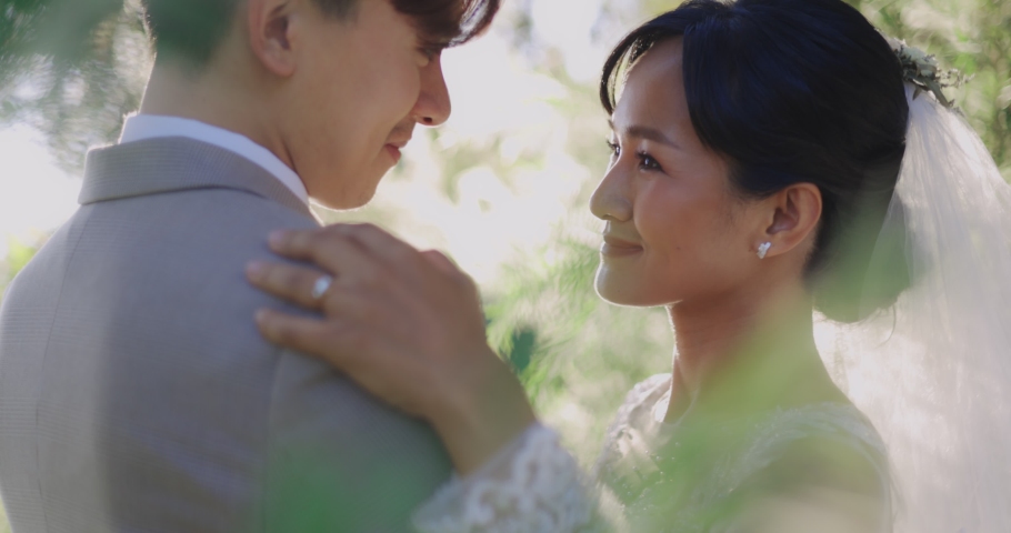 Slow motion Happy Asian Bride And Groom In Wedding Dress Prepare For Married In Wedding Ceremony. Romantic Love Of Man And Woman Couple Dancing Together. Royalty-Free Stock Footage #1073695553