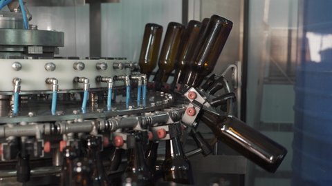 Process of bottling beverages on drinks production soft drinks, lemonade, beer in glass Arkistovideo