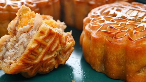 translation of the Chinese to English-five kernels-angle view round shape traditional mooncakes with one piece cut out rotating