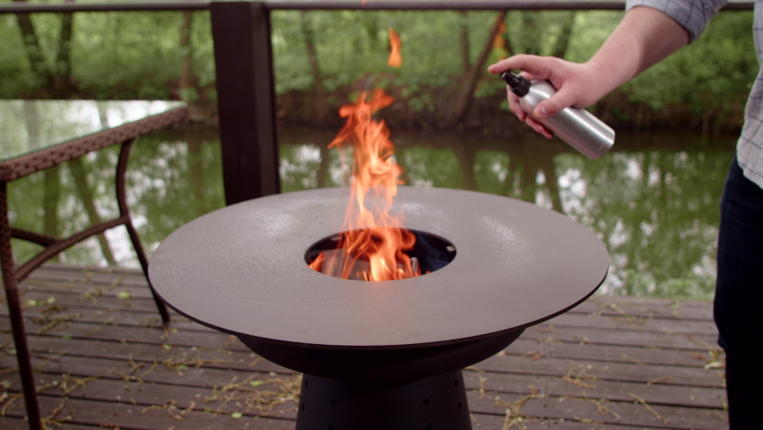 Using an oiler, apply oil to the frying surface of a round barbecue