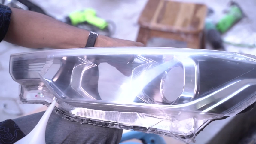 This video is about a Man cleaning a headlamp car with nano
