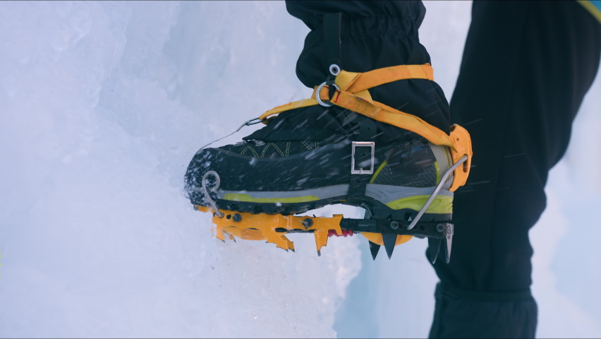 Caminando Por La Nieve Sin Botas. Primero Quítate Los Calcetines Y Luego Te  Cruzas Con La Cubierta De Nieve. Las Piernas Se Perfun Foto de archivo -  Imagen de nieve, hombres: 208146024