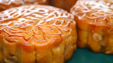 translation of the Chinese to English-five kernels-angle view round shape traditional mooncakes rotating