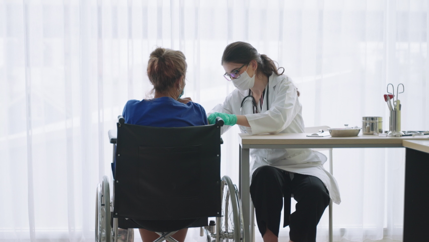 Elderly people who participated in the vaccination to prevent the outbreak of COVID-19
