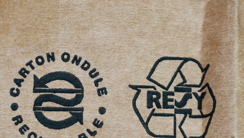 Carton ondule recyclable sign. Emballage Certificat. Signage on product cardboard box. Environment protection. Recycled material sign. Express goods delivery. Remote trading. Courier post services Royalty-Free Stock Footage #1075081178