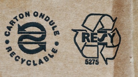 Carton ondule recyclable sign. Emballage Certificat. Signage on product cardboard box. Environment protection. Recycled material sign. Express goods delivery. Remote trading. Courier post services