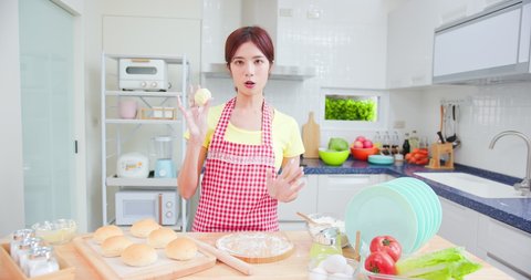 Asian pretty live streamer introduce how to cook the delicious food online