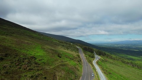 The Vee Pass, a v-shaped turn on the road leading to a gap in the Knockmealdown mountains in Clogheen county Tipperary, Ireland Adlı Stok Video
