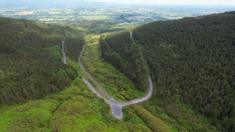 A car goes by the tri spear shaped roads near the Vee Pass in the Knockmealdown mountains in Clogheen county Tipperary, Ireland Adlı Stok Video