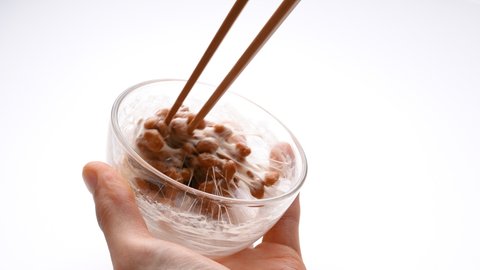 Video of checking the stickiness of natto on a white background.
4K 120fps edited to 30fps