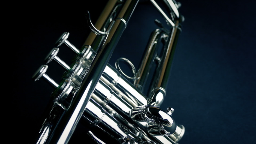 Трубы обои. Трубит в фанфары. Труба футаж. Трумпет музыкальный инструмент. Хромакей дым от машины.